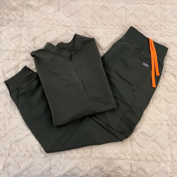 Figs Rafaela Oversized Scrub Top - Medium, Moss - Picture 1 of 3